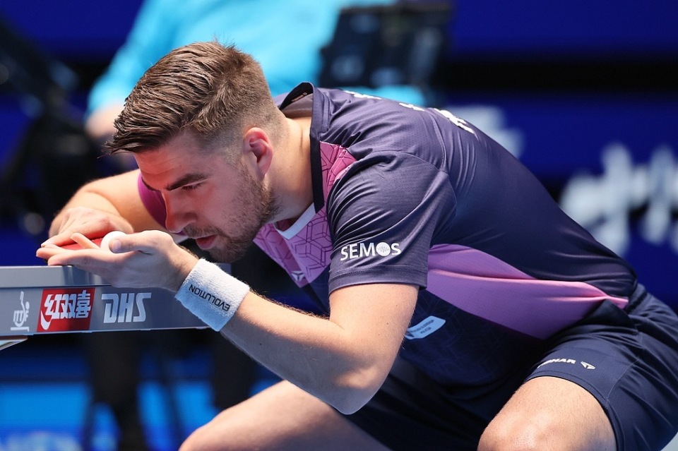 并确保她无 并确保她无