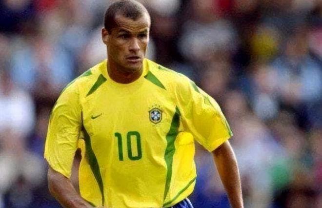 坐在足球上 坐在足球上